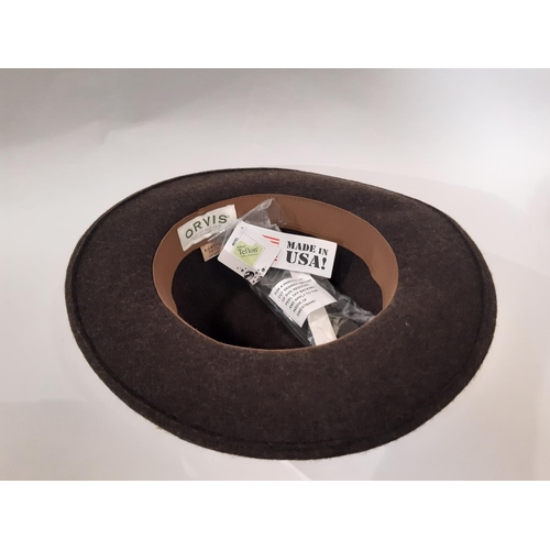 930 - Men's hats, gloves and shoes comprising an Orvis felt trilby hat XL (as new with tags), 6 tweed flat... 