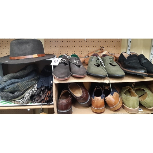 930 - Men's hats, gloves and shoes comprising an Orvis felt trilby hat XL (as new with tags), 6 tweed flat... 