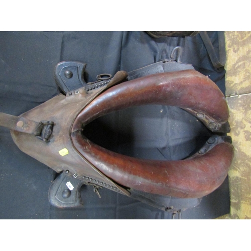 1061 - A heavy good quality leather horse collar, further horse harness and a working dog harness collar