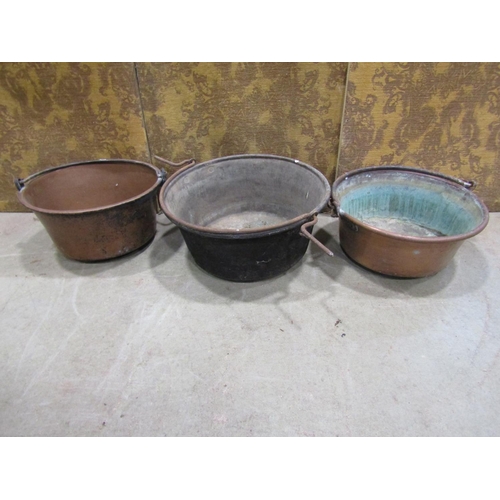 1085 - Three 19th century copper pans with iron handles, 45cm diameter and smaller