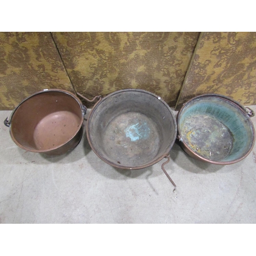 1085 - Three 19th century copper pans with iron handles, 45cm diameter and smaller