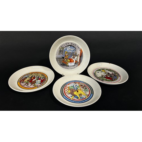 50 - A large collection of contemporary collectors plates including Wedgwood, Wedgwood Hathaway Rose open... 