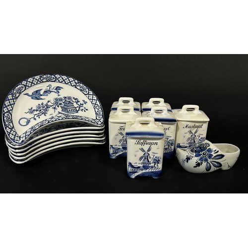 73 - Collection of blue and white and other Chinese plates, willow pattern and others including some larg... 