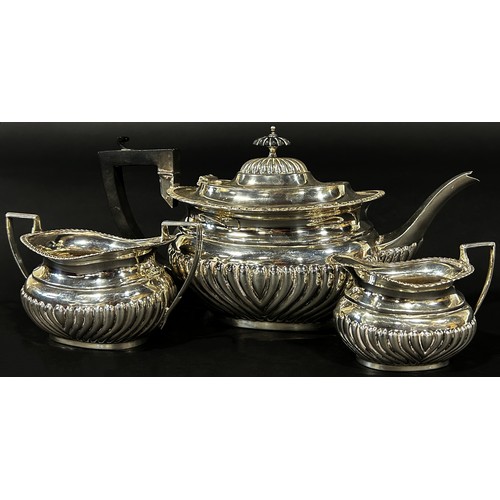 138 - An Edwardian three piece silver tea service in the Georgian style, Birmingham 1908, maker William Ai... 