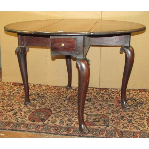 1366 - A small George III mahogany drop leaf table with frieze drawer, raised on four shaped supports with ... 