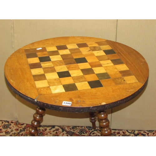 1399 - A 19th century chequerboard games table, in mixed woods, raised on three bobbin supports, 62cm diame... 