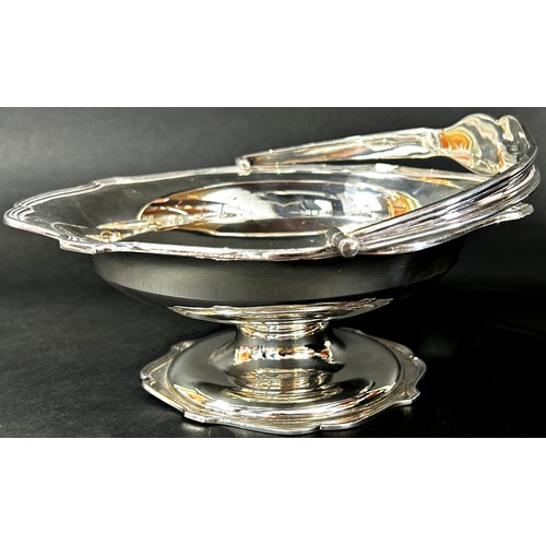 202 - A silver fruit bowl with a loop swing handle, London 1921, maker Blackmore & Fletcher, 19.2 ozs