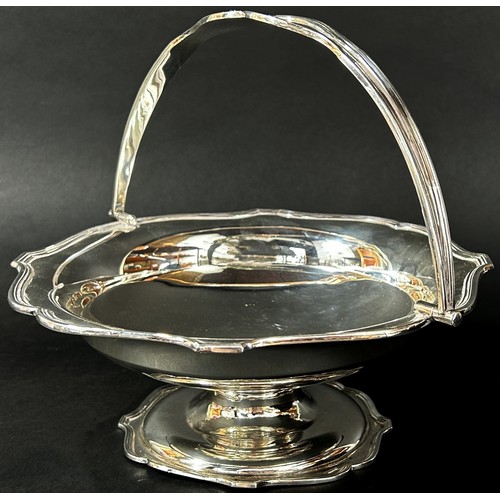 202 - A silver fruit bowl with a loop swing handle, London 1921, maker Blackmore & Fletcher, 19.2 ozs