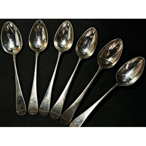 212 - Six Georgian silver dessert spoons by various makers and dates, 6.2 ozs