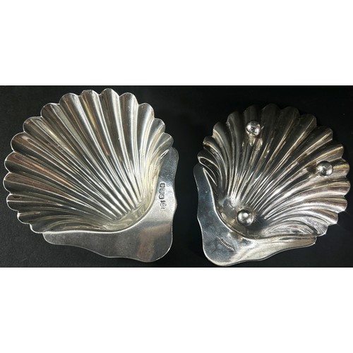 221 - A pair of silver scallop dishes Sheffield 1908, makers Mappin & Webb Ltd, together with a silver fis... 