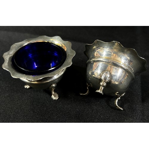 225 - Four early 20th century silver salt cauldrons with blue glass liners in a box and a single christeni... 