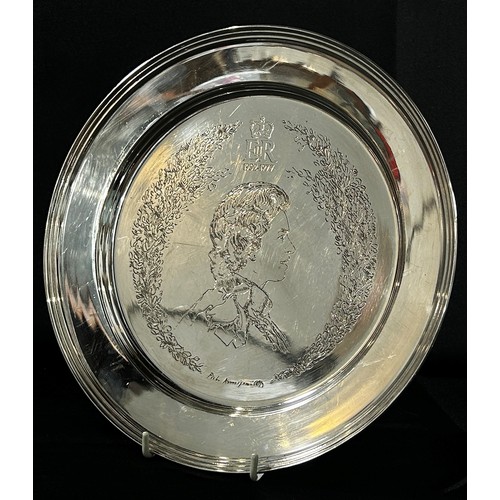 228 - A commemorative 1977 Silver Jubilee silver salver, the Queen's head in profile numbered 458 to the b... 