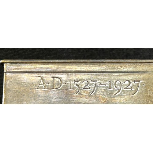 244 - A Silversmiths and Goldsmiths cigarette box commemorating 600 years from AD1327 to 1927 bearing the ... 