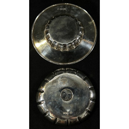 246 - A commemorative silver dish commemorating the Coronation of King George VI and Queen Elizabeth, Lond... 