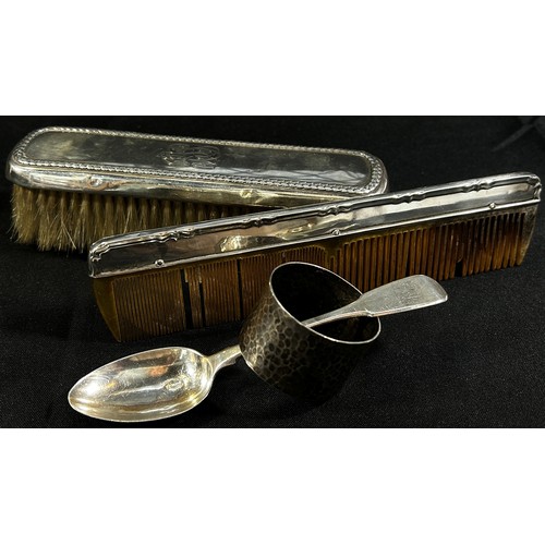 236 - A hammered silver napkin ring, a single Georgian silver teaspoon and a silver brush and comb