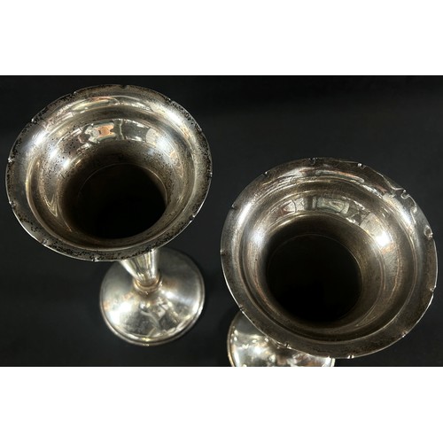 256 - A pair of early 20th century silver trumpet shaped posy vases, London 1907 maker Goldsmith & Silvers... 