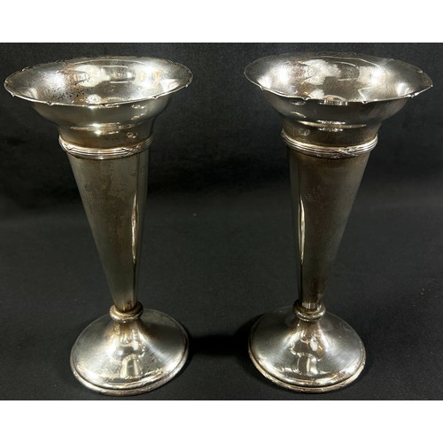 256 - A pair of early 20th century silver trumpet shaped posy vases, London 1907 maker Goldsmith & Silvers... 