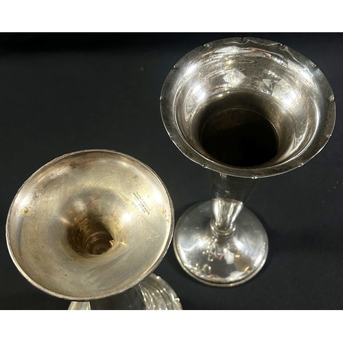 256 - A pair of early 20th century silver trumpet shaped posy vases, London 1907 maker Goldsmith & Silvers... 