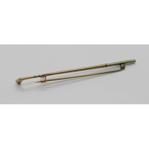 273 - 9ct bi-colour tie pin in the form of a golf club, 8.5cm L approx, 4.6g