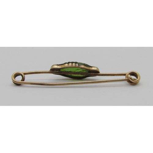 274 - Unusual antique yellow metal Fede style brooch set with a carved green gem in the form of two claspe... 