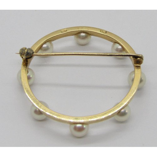 281 - Vintage 14ct hoop brooch set with eight pearls, 3.5cm diameter approx, 5.9g