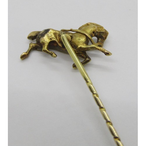 286 - 14ct figural stick pin modelled as a galloping horse, 1.8g