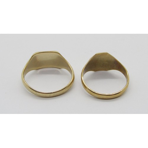 303 - Two vintage 9ct signet rings, sizes V & S, 7.6g total