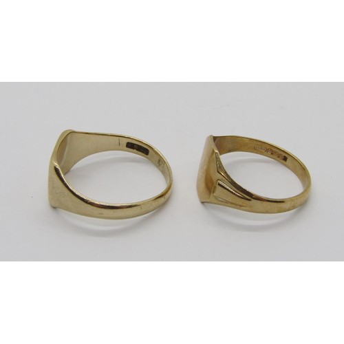 303 - Two vintage 9ct signet rings, sizes V & S, 7.6g total