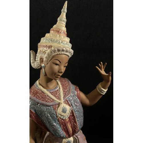 56 - A Lladro figure of a Thai girl kneeling by Vicente Martinez issued 1977