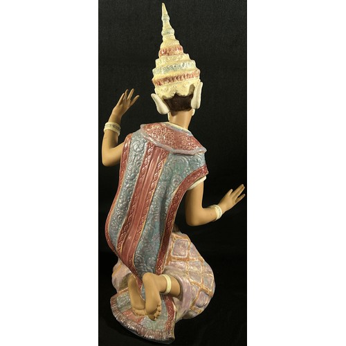 56 - A Lladro figure of a Thai girl kneeling by Vicente Martinez issued 1977