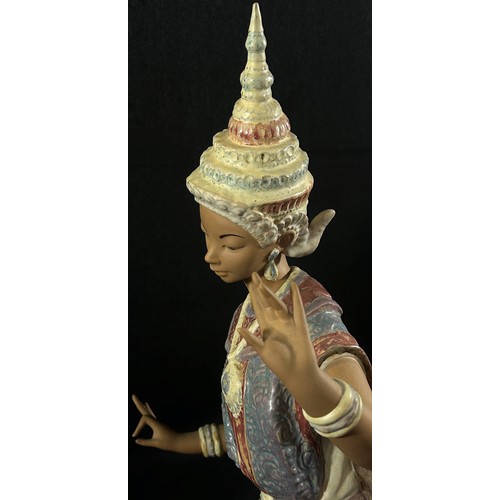 56 - A Lladro figure of a Thai girl kneeling by Vicente Martinez issued 1977