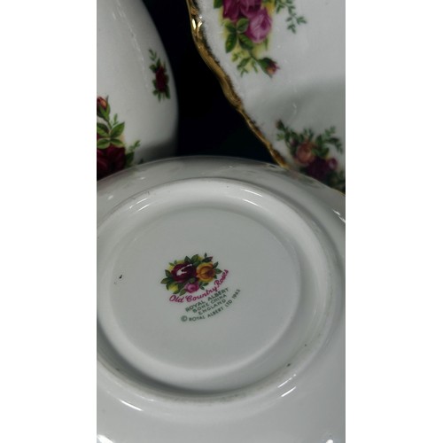 118 - A Royal Albert Old Country Roses pattern tea service comprising tea cups, saucers, plates, etc, toge... 