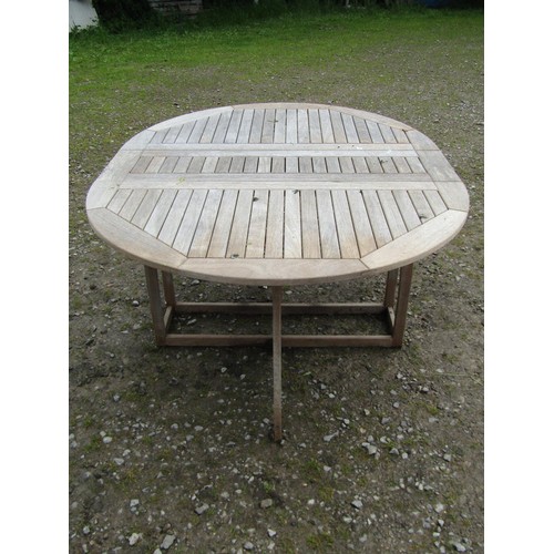 1040 - A weathered Gloucester teak oval drop leaf gateleg garden table with slatted panelled top, 72 cm hig... 