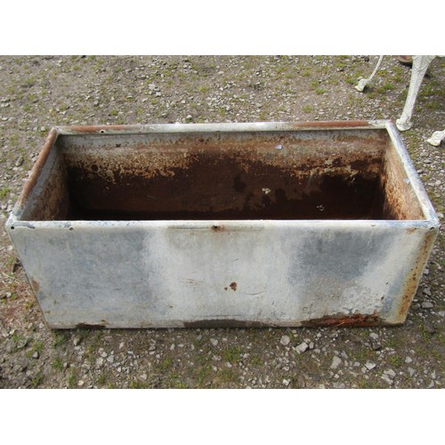 1051 - A vintage weathered rectangular galvanised steel water trough (af) 40 cm high x 100 cm x 44 cm