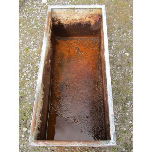 1051 - A vintage weathered rectangular galvanised steel water trough (af) 40 cm high x 100 cm x 44 cm