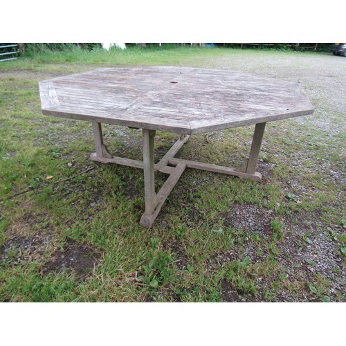 1093 - A large Bramblecrest weathered teak garden table with overhanging octagonal segmented slatted panell... 