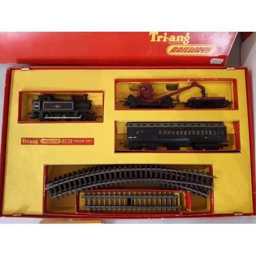 781 - Two 00 gauge model railway box sets comprising RS30 set by Triang and R538 Blue Pullman Set by Hornb... 