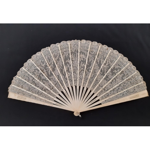 795 - A collection of early 20th century fans and lace including 2 faux tortoiseshell fans with ostrich fe... 