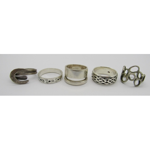 419 - Collection of silver and white metal rings of various design to include a Celtic style band, a puzzl... 