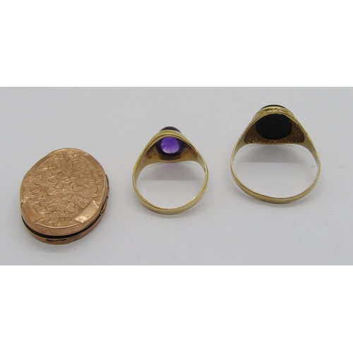 409 - Mixed group of jewellery to include a 1970s 9ct cabochon amethyst ring, size M/N, 3g, a 1980s 9ct on... 