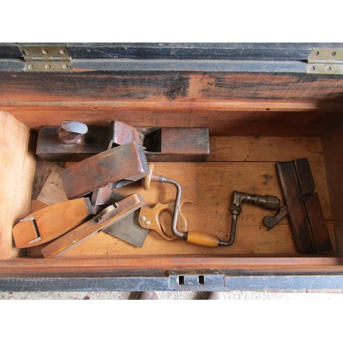 1686 - An old stained pine carpenters tool chest with hinged lid enclosing two removable tray compartments ... 