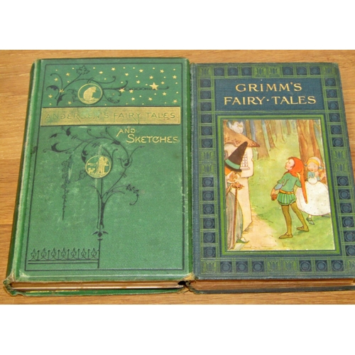 690 - A large library of children's books / annuals etc together with some illustrated classics including ... 