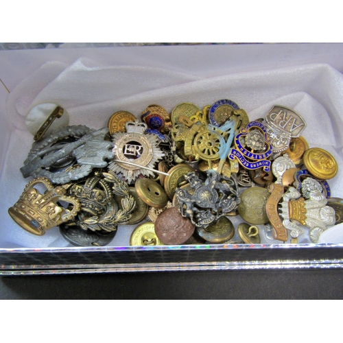 470A - A good mixed collection of British military cap badges, buttons, further military buttons and cloth ... 