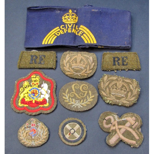 470A - A good mixed collection of British military cap badges, buttons, further military buttons and cloth ... 