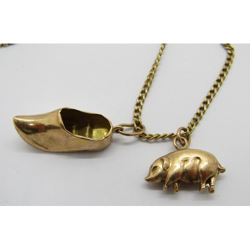 326 - 9ct chain necklace with two 9ct charms / pendants in the form of a pig and a clog, chain 55.5cm L ap... 