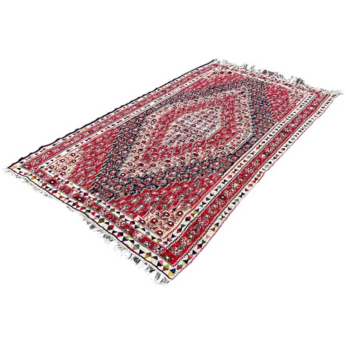 1762 - A flat weave carpet with an all over concentric diamond pattern, 250cm x 150cm approximately