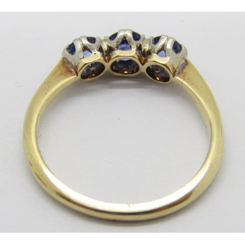 377 - Mid 20th century 18ct three stone sapphire ring, size N/O, 2.6g