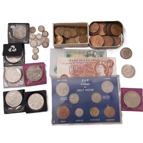 955 - A small collection of British coinage to include Elizabeth II (1952 – 2022) cased coinage and bank n... 