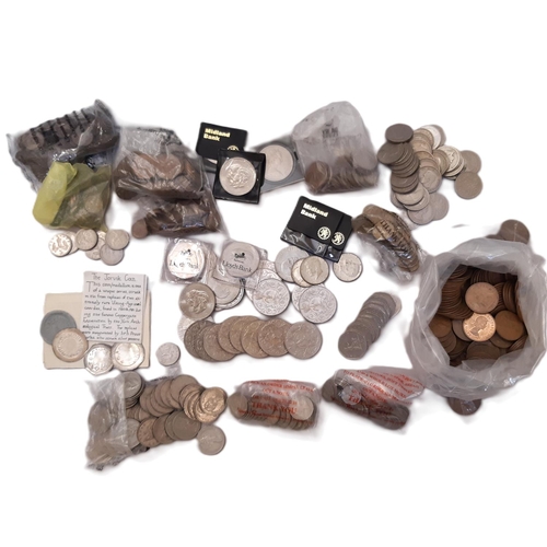 981 - Mixed circulated British silver and copper coinage to include commemorative and other crown coins, e... 