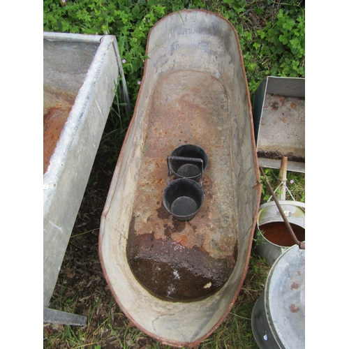 1028 - A vintage galvanised steel dairy trough, a galvanised baht, small garden incinerator, etc (AF)